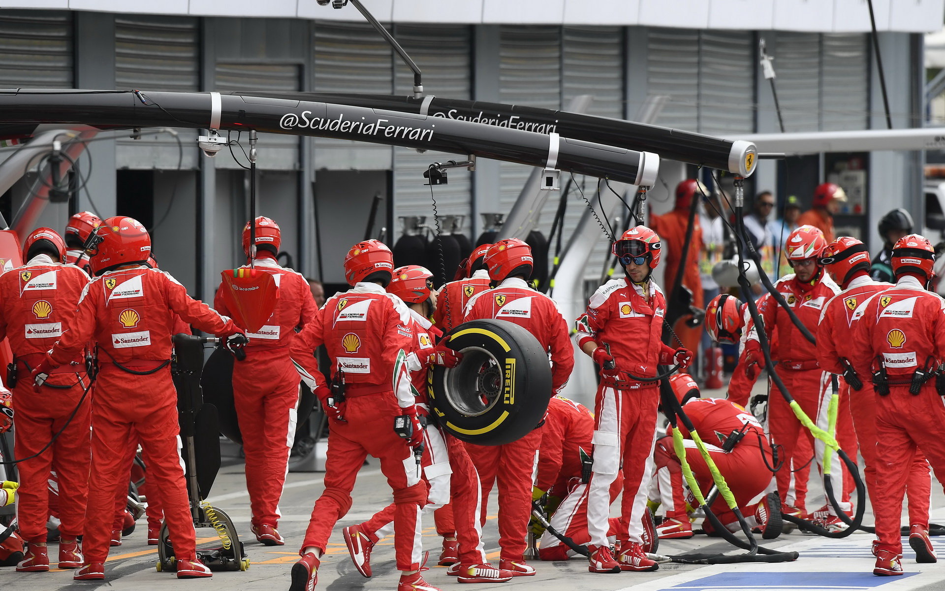 Mechanici týmu Ferrari v závodě na Monze
