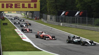 Nico Rosberg a Sebastian Vettel těsně po startu závodu na Monze