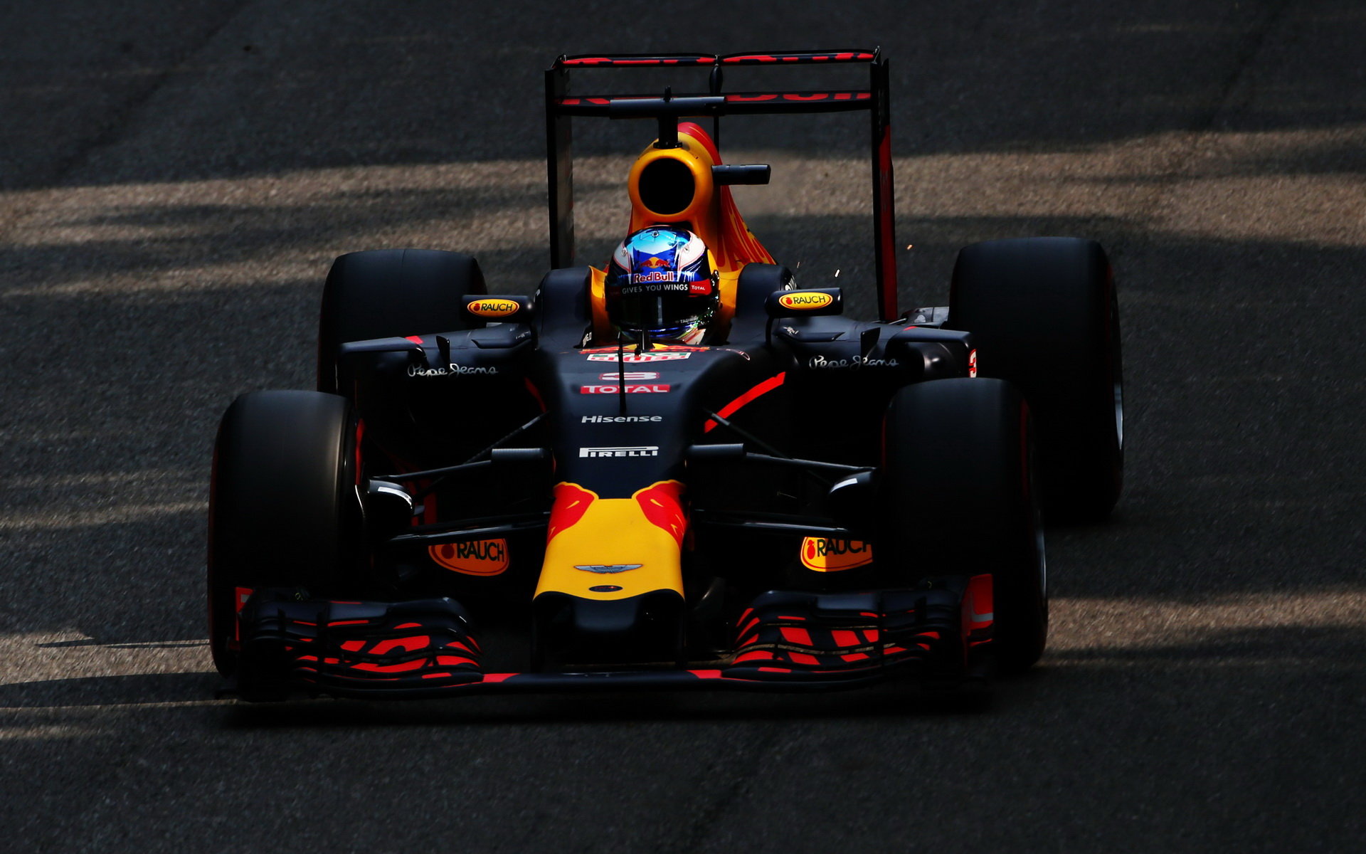 Daniel Ricciardo s otevřeným DRS v kvalifikaci na Monze