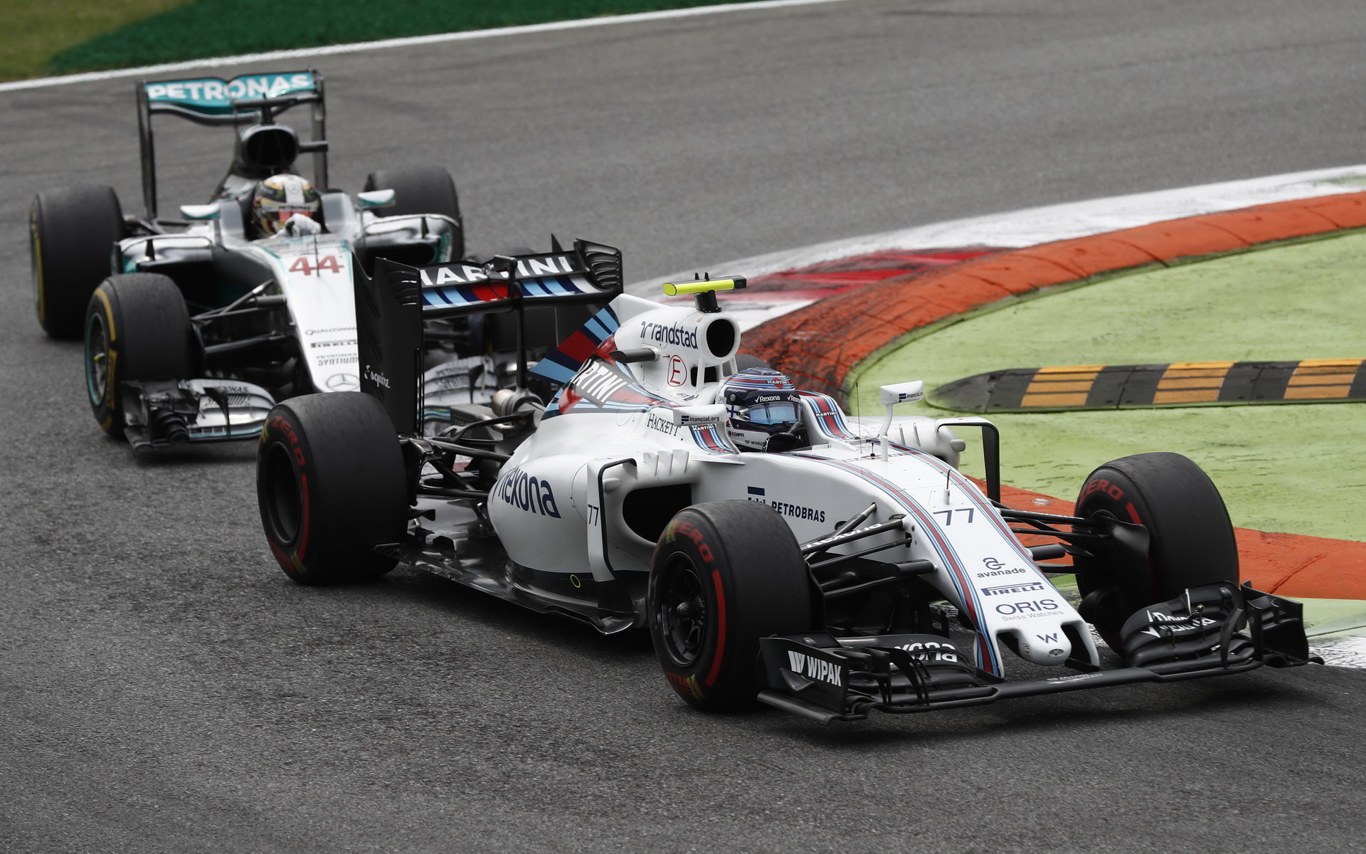 Valtteri Bottas a Lewis Hamilton v závodě na Monze