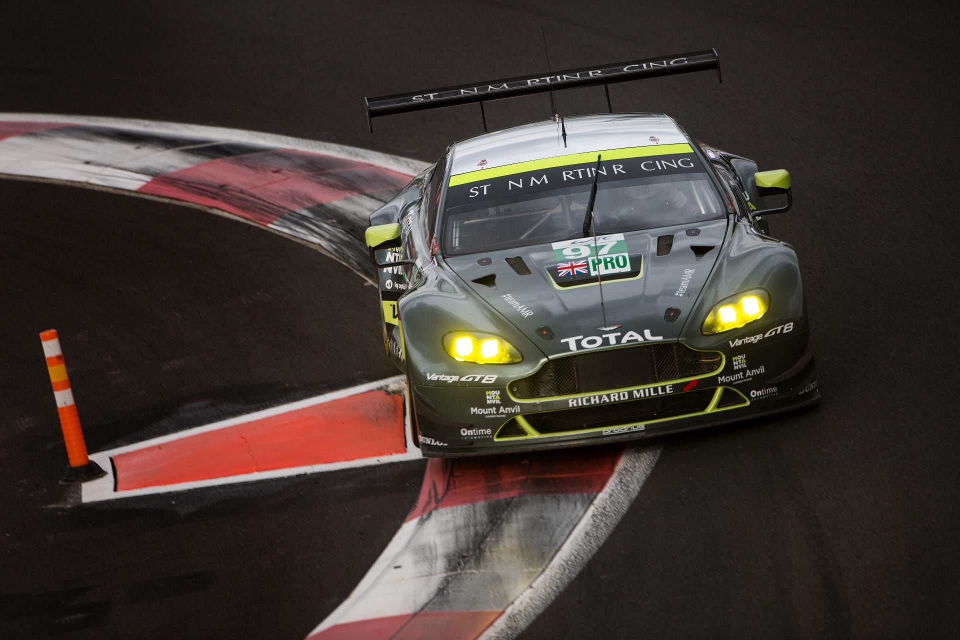 Aston Martin Vantage #97 posádky Richie Stanaway, Darren Turner