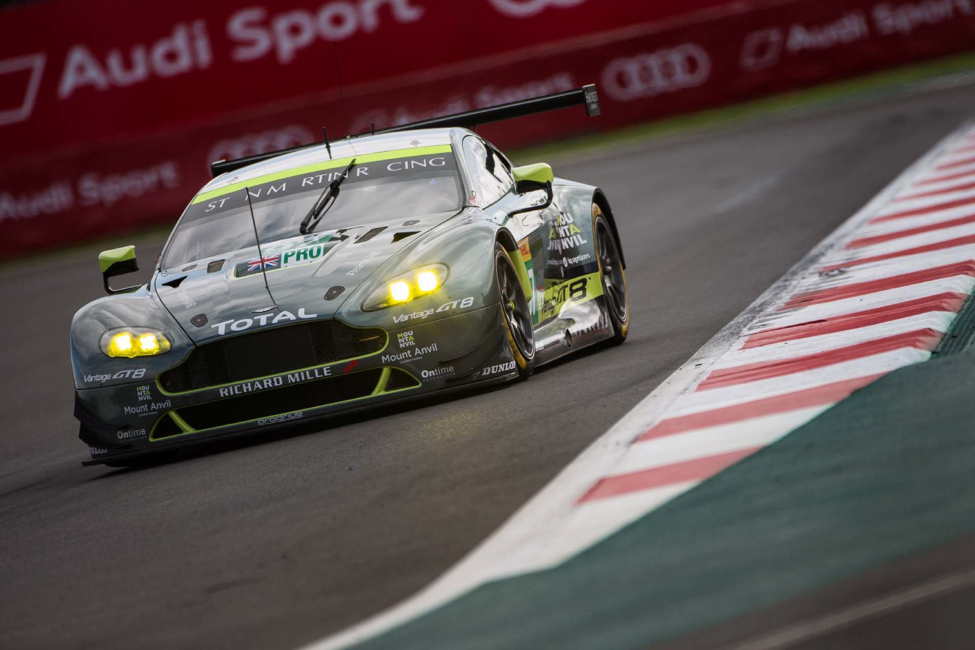 Aston Martin Vantage #97 posádky Richie Stanaway, Darren Turner