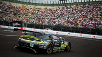 Aston Martin Vantage #95 posádky Nicki Thiim, Marco Sorensen projíždí basebalovým stadionem na trati v Mexiku