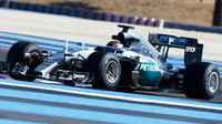 Pascal Wehrlein s Mercedesem při testu širších pneumatik Pirelli pro sezónu 2017