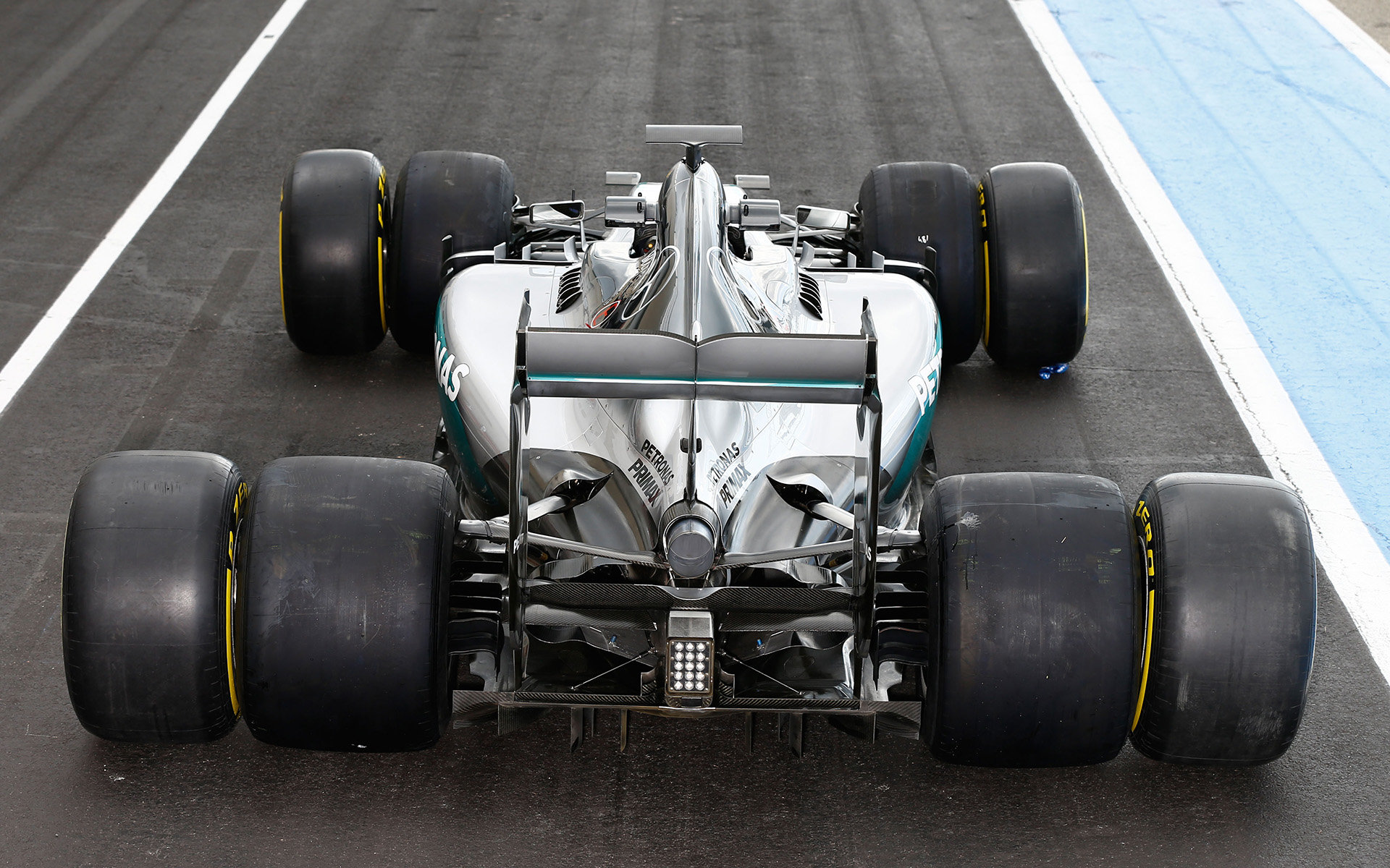 Mercedes názorně ukazuje rozdíl mezi pneumatikami pro sezónu 2016 a 2017