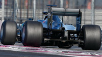 Širší pneumatiky s Mercedesem testoval zatím jen Wehrlein, Pirelli se to nelíbí