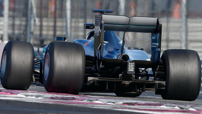 Širší pneumatiky s Mercedesem testoval zatím jen Wehrlein, Pirelli se to nelíbí