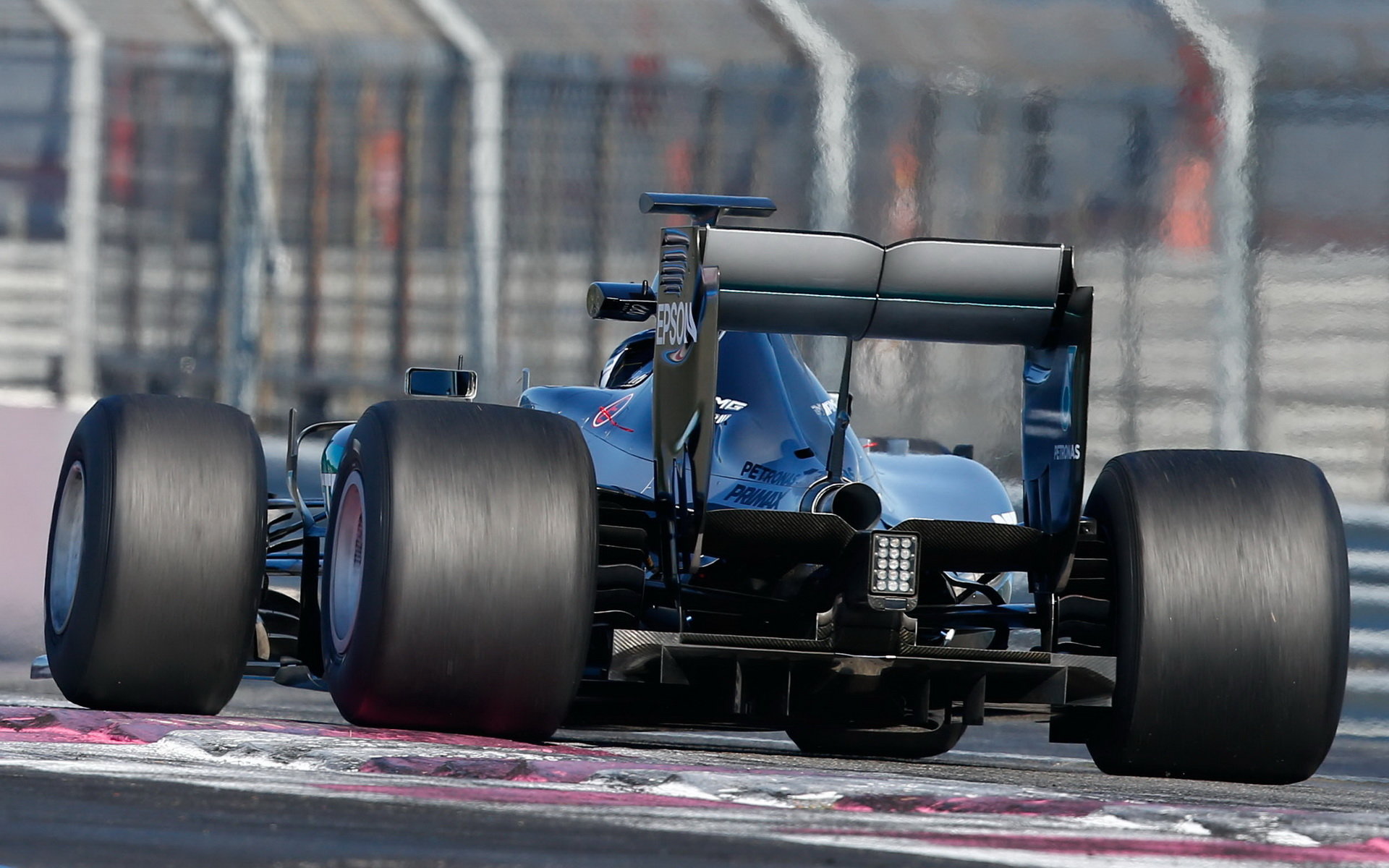Mercedes při testu pneumatik pro sezónu 2017 v Paul Ricard