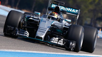 Mercedes při testu pneumatik pro sezónu 2017 v Paul Ricard