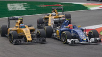Felipe Nasr tlačen vozy Renault v závodě na Monze