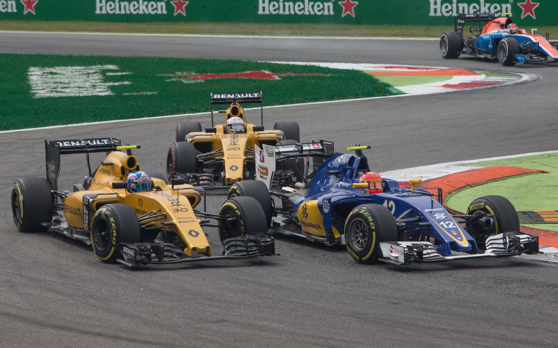 Felipe Nasr tlačen vozy Renault v závodě na Monze