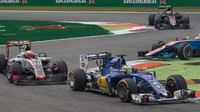 Marcus Ericsson a Esteban Gutiérrez v závodě na Monze