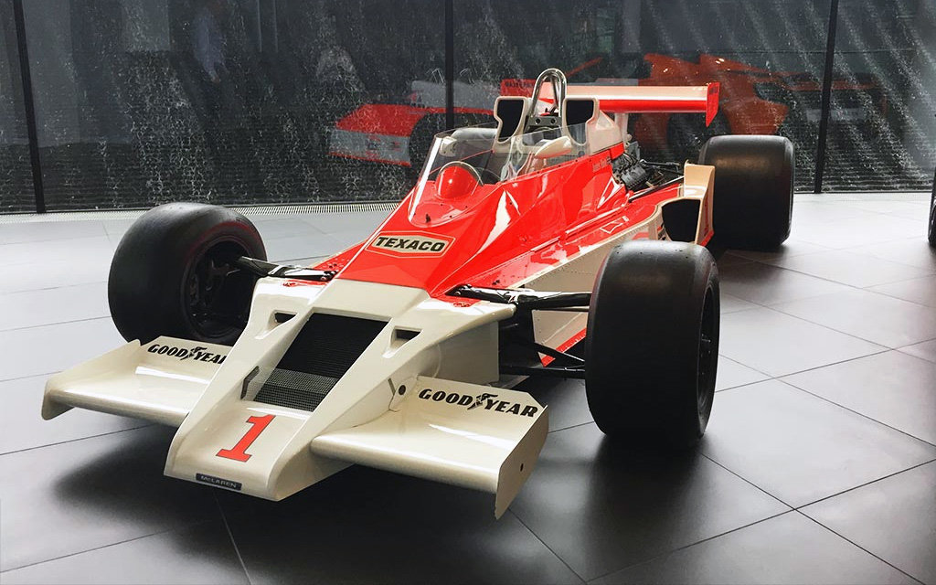 McLaren M26 Jamese Hunta vystavený ve Wokingu