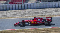 Kimi Räikkönen při testu širších pneumatik Pirelli pro sezónu 2017 v Barceloně, zítra jej nahradí Sebastian Vettel