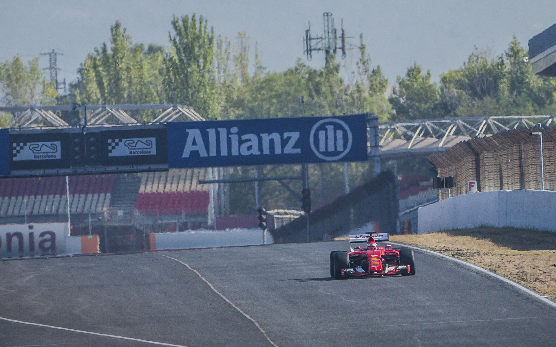 Ferrari při testu pneumatik Pirelli pro sezónu 2017 v Barceloně