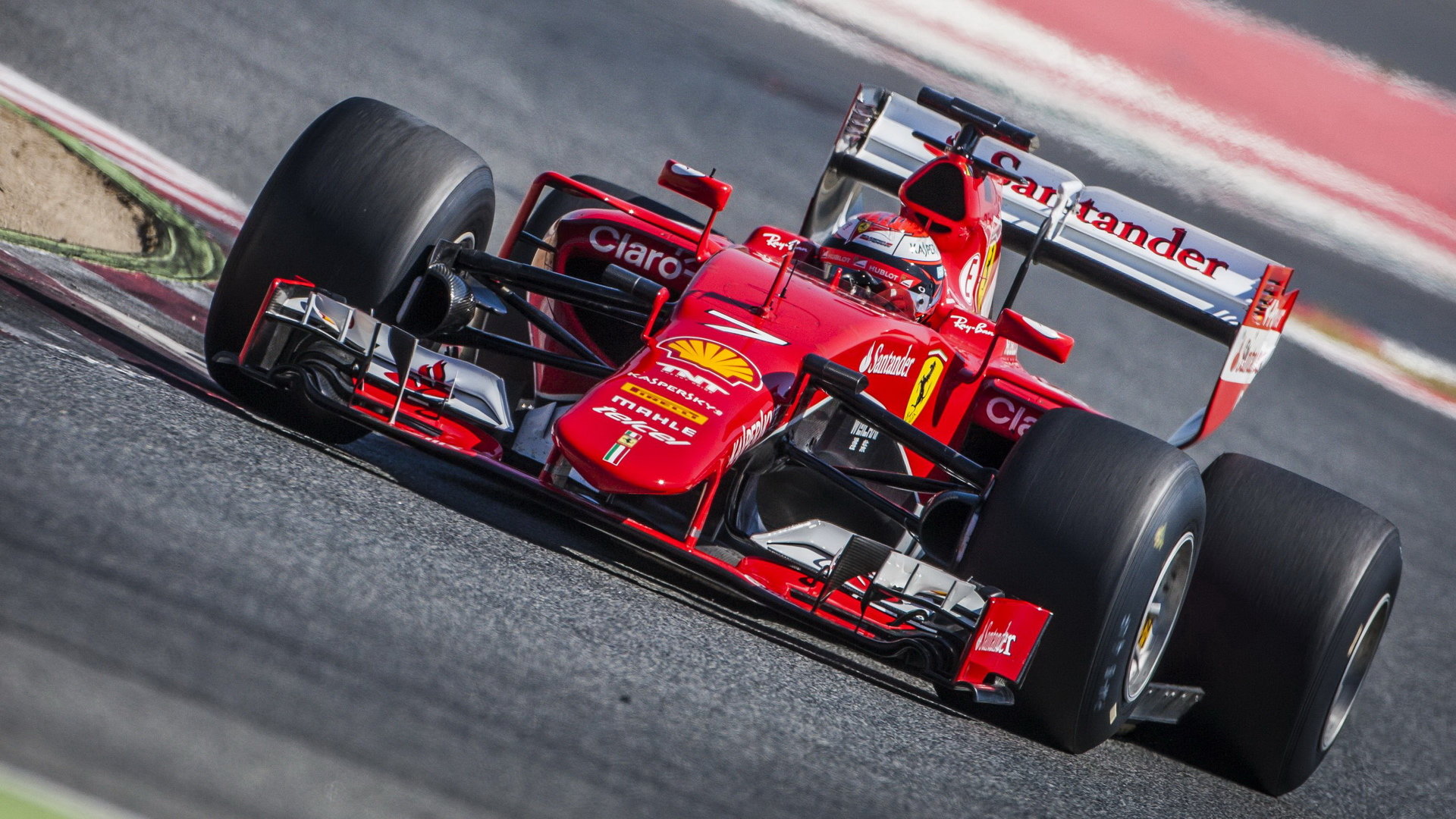 Kimi Räikkönen při testu širších pneumatik Pirelli pro sezónu 2017