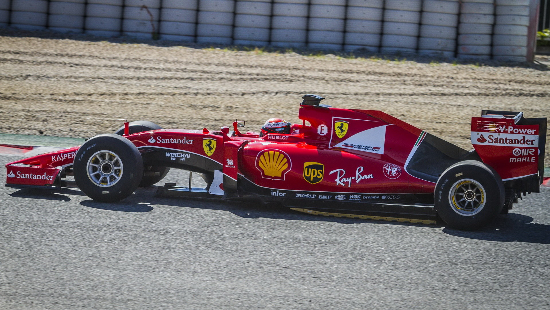 Kimi Räikkönen při testu širších pneumatik Pirelli v Barceloně