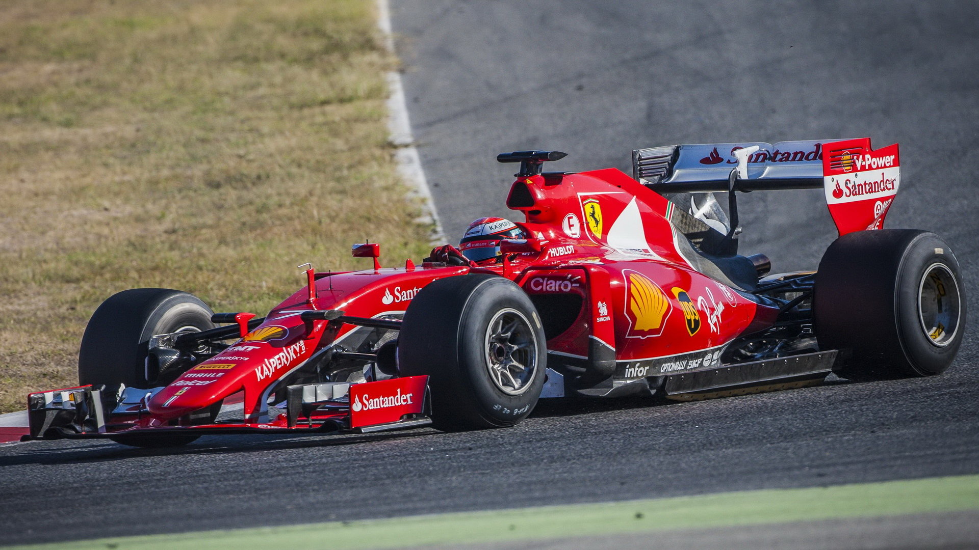 Kimi Räikkönen při testu širších pneumatik Pirelli v Barceloně