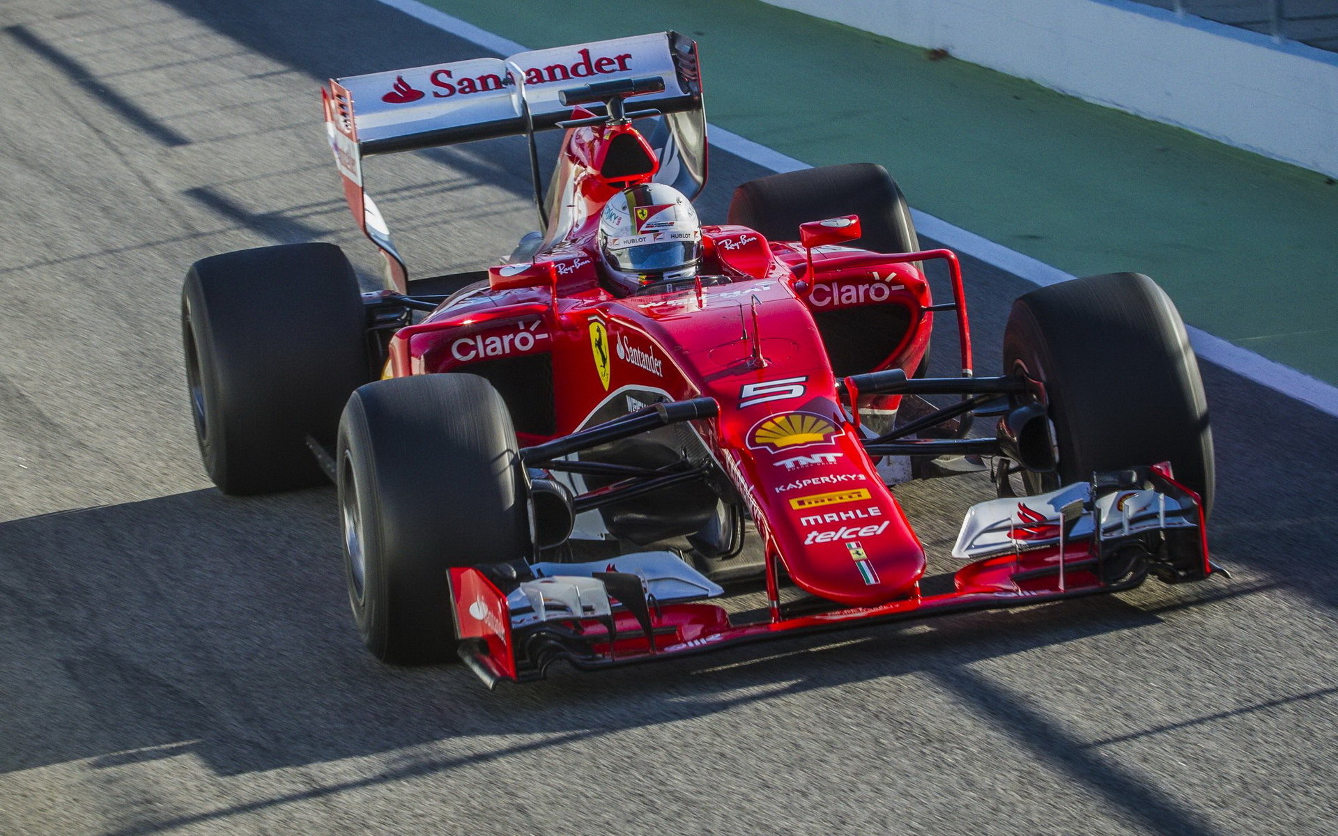 Sebastian Vettel při testu širších pneumatik Pirelli v Barceloně