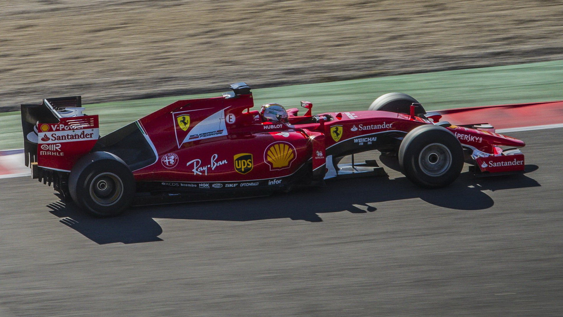 Sebastian Vettel při testu širších pneumatik Pirelli v Barceloně
