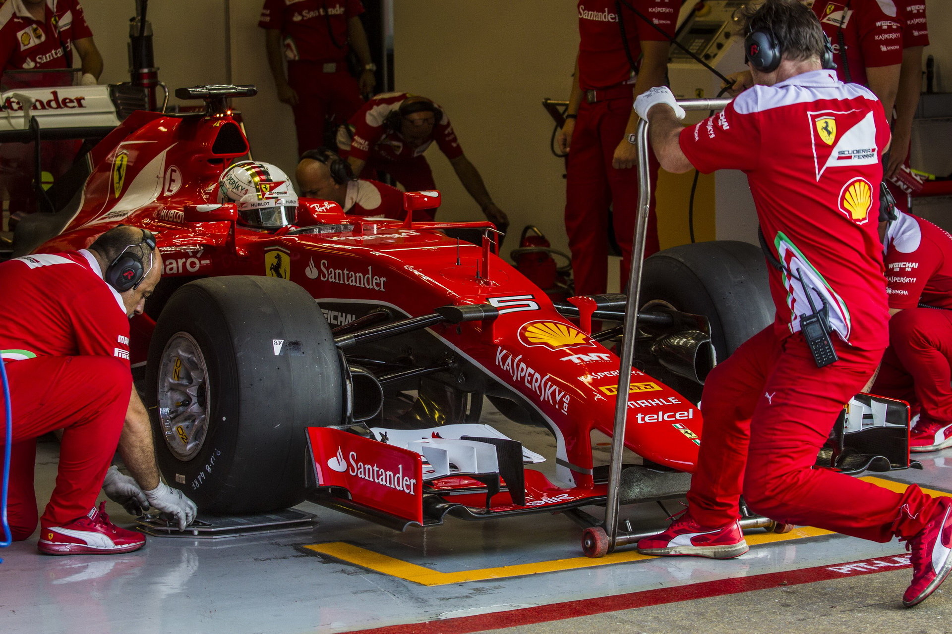 Sebastian Vettel s Ferrari druhý den testů širších pneumatik pro rok 2017 v Barceloně