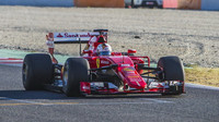 Sebastian Vettel s Ferrari druhý den testů širších pneumatik pro rok 2017 v Barceloně