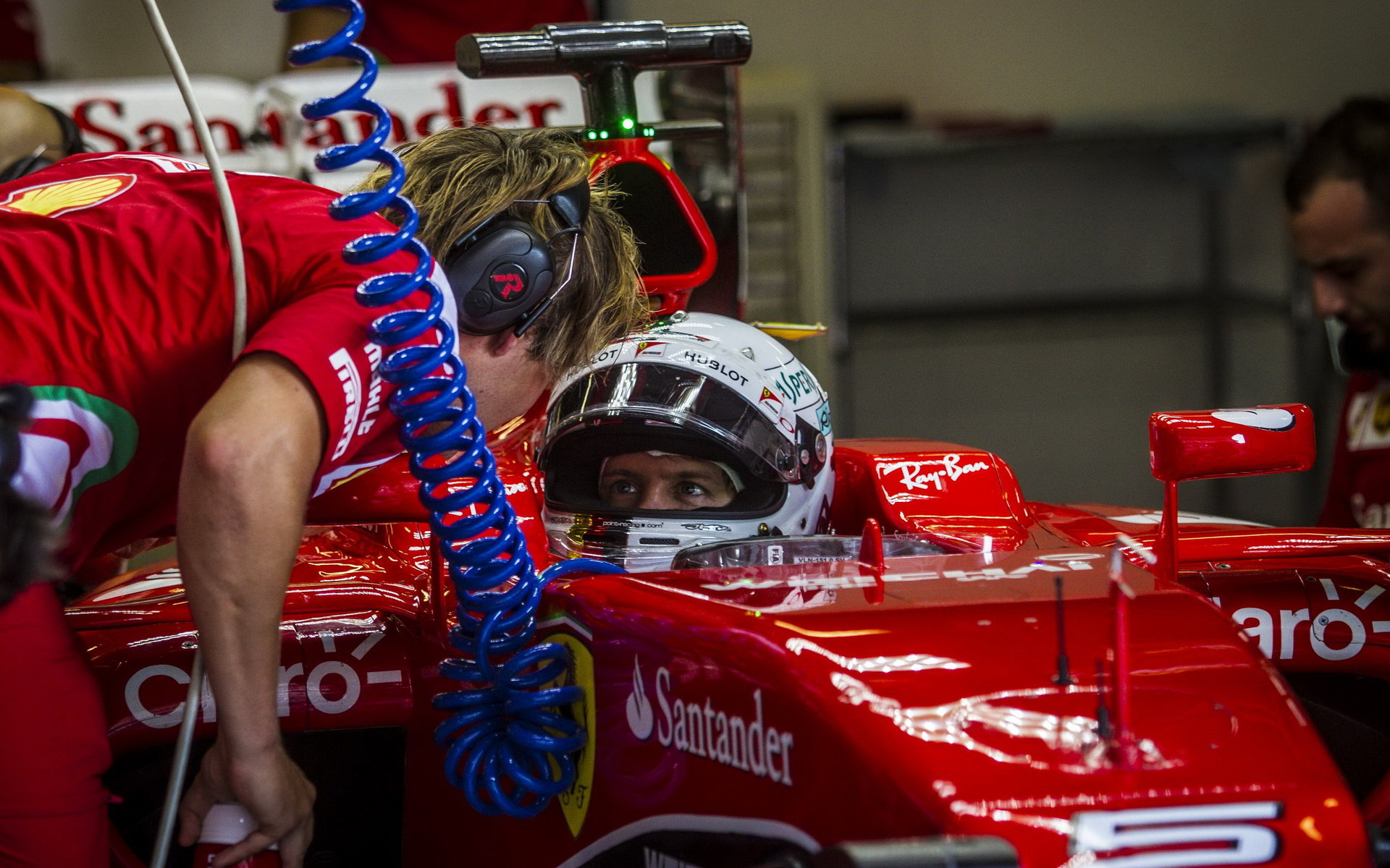 Bývalá hvězda Red Bullu, Sebastian Vettel, se s Ferrari zatím trápí