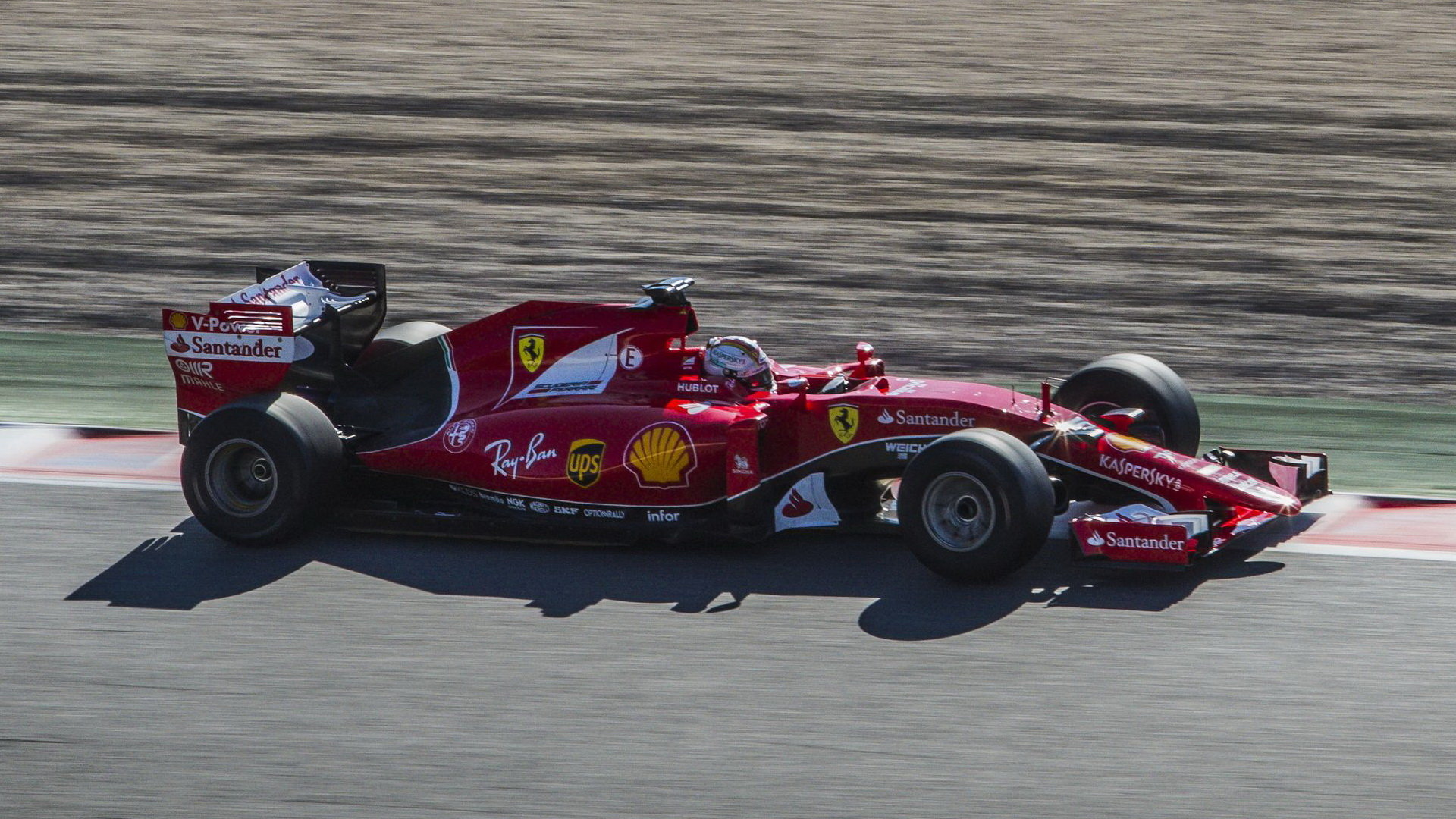 Sebastian Vettel s Ferrari druhý den testů širších pneumatik pro rok 2017 v Barceloně