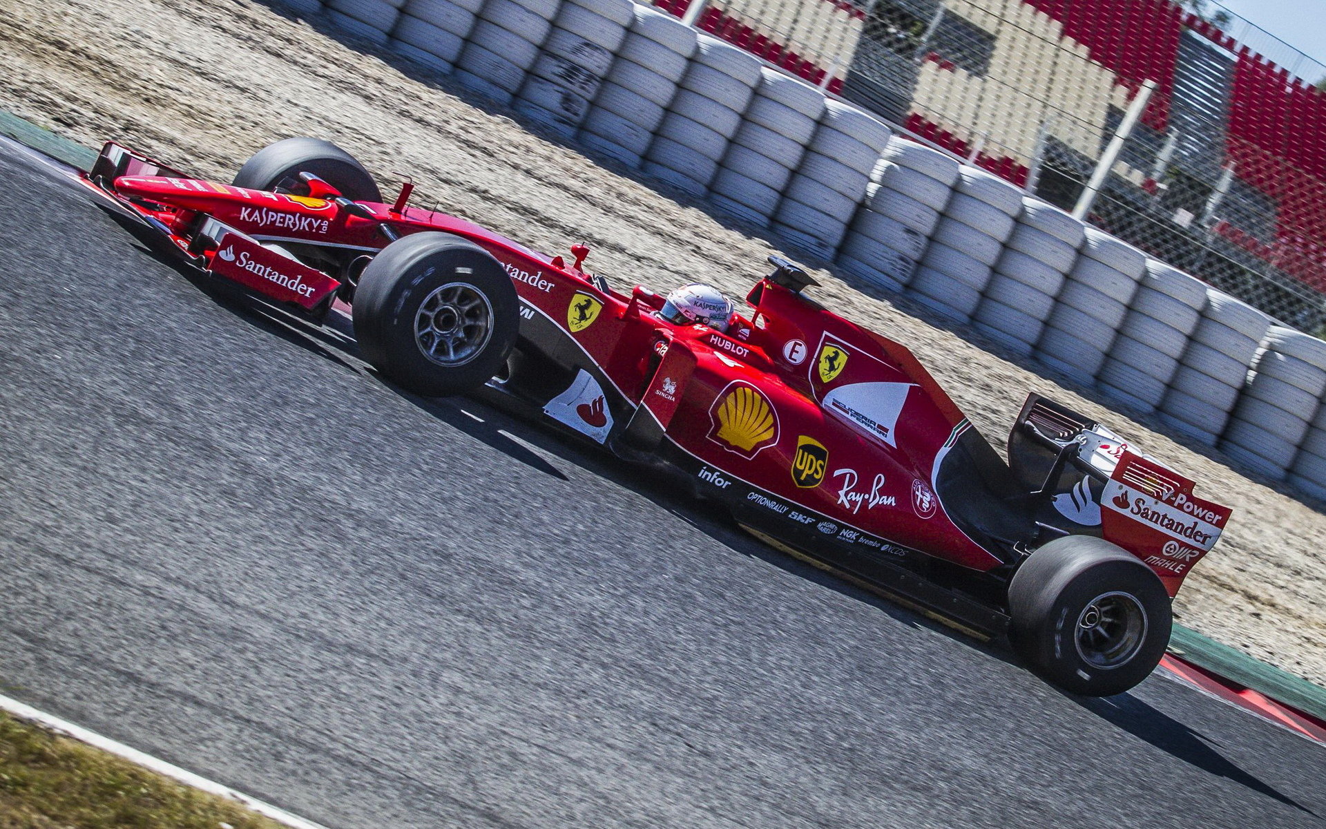 Sebastian Vettel s Ferrari druhý den testů širších pneumatik pro rok 2017 v Barceloně