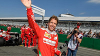 Sebastian Vettel mává fanouškům na tribunách