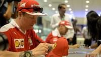 Kimi Räikkönen při autogramiádě v Singapuru