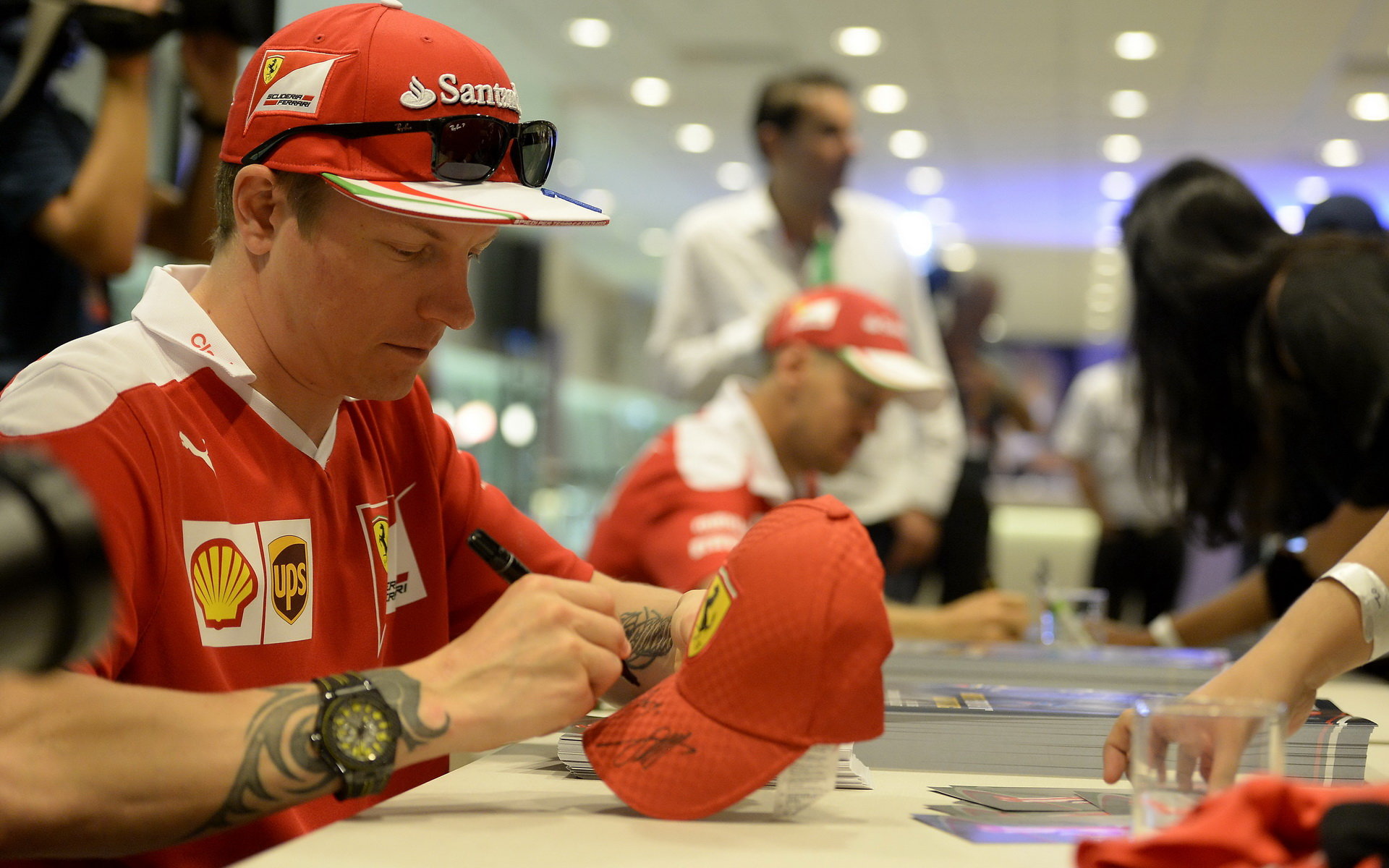 Kimi Räikkönen při autogramiádě v Singapuru