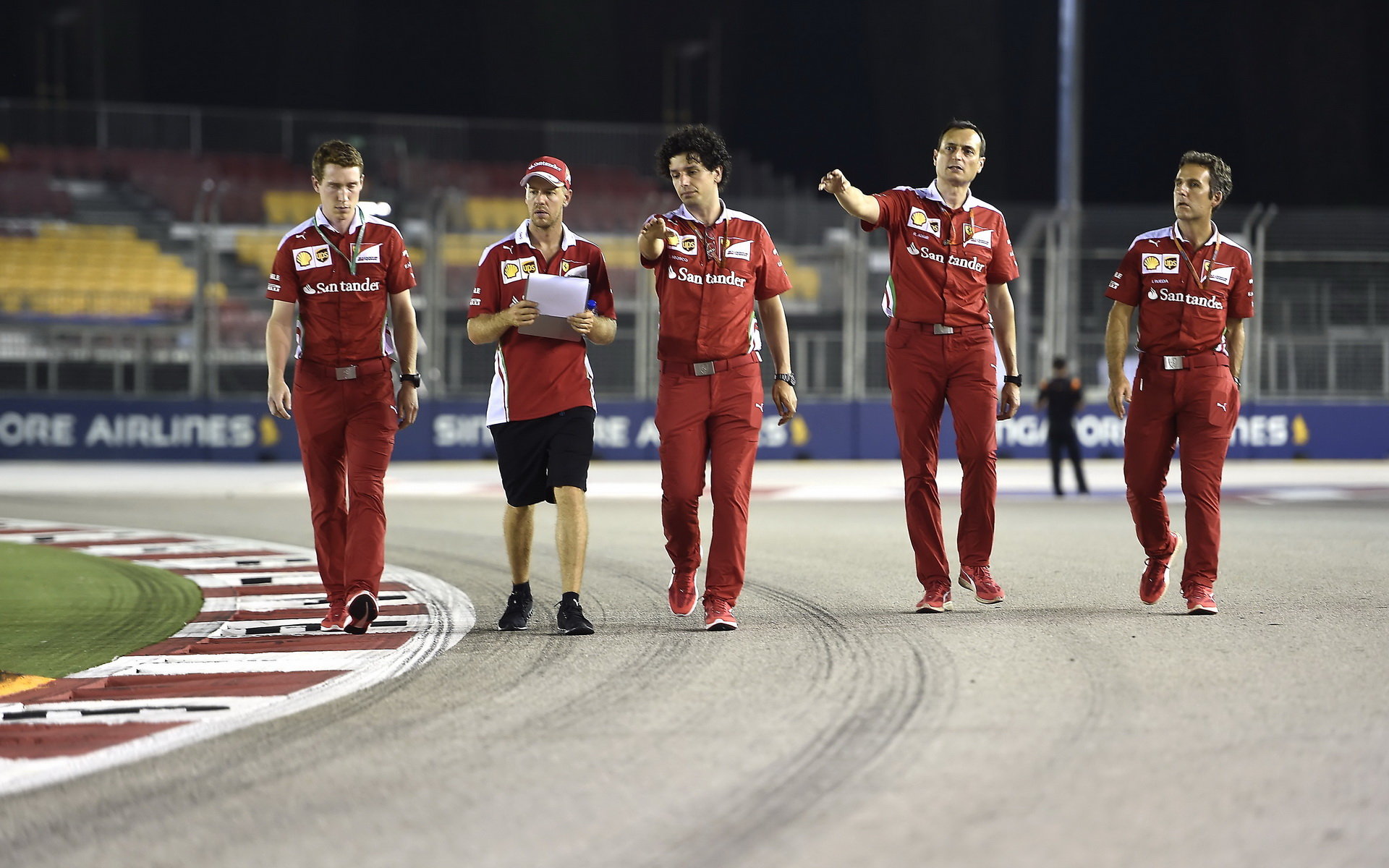 Sebastian Vettel se seznamuje s tratí v Singapuru