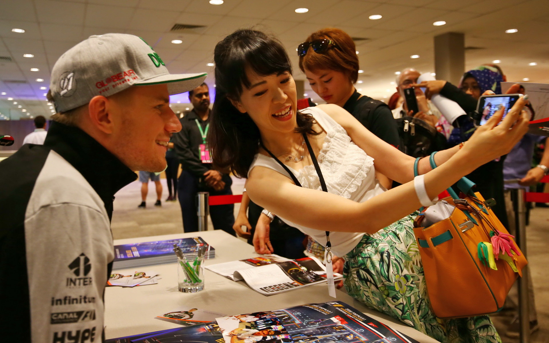 Nico Hülkenberg při autogramiádě v Singapuru