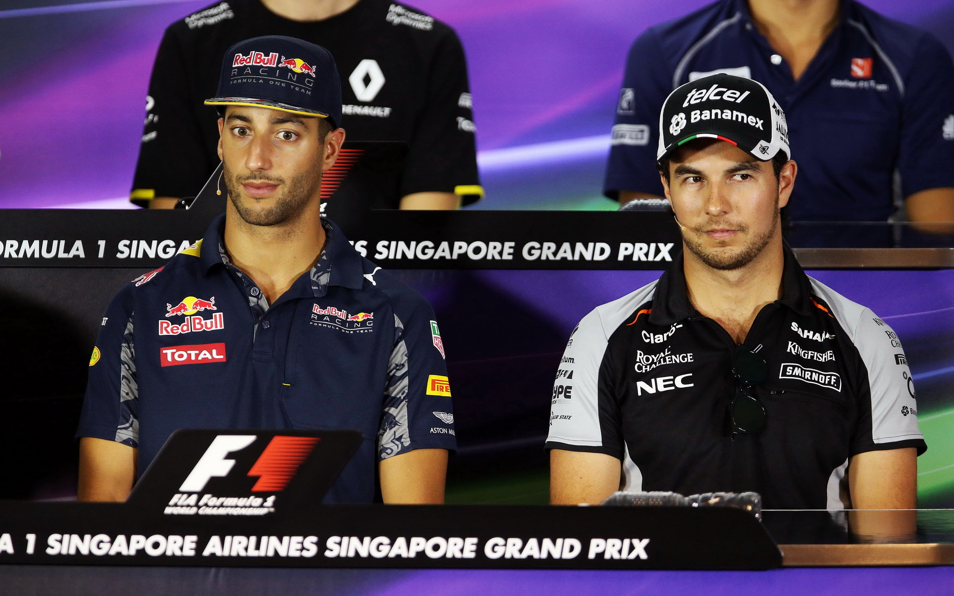 Daniel Ricciardo a Sergio Pérez na tiskovce Singapuru