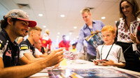 Carlos Sainz při autogramiádě v Singapuru