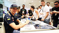 Max Verstappen při autogramiádě v Singapuru