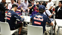 Daniel Ricciardo a Max Verstappen při autogramiádě v Singapuru