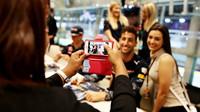 Daniel Ricciardo při autogramiádě v Singapuru