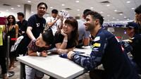 Daniel Ricciardo při autogramiádě v Singapuru