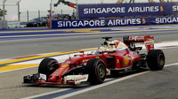 Sebastian Vettel při pátečním tréninku v Singapuru