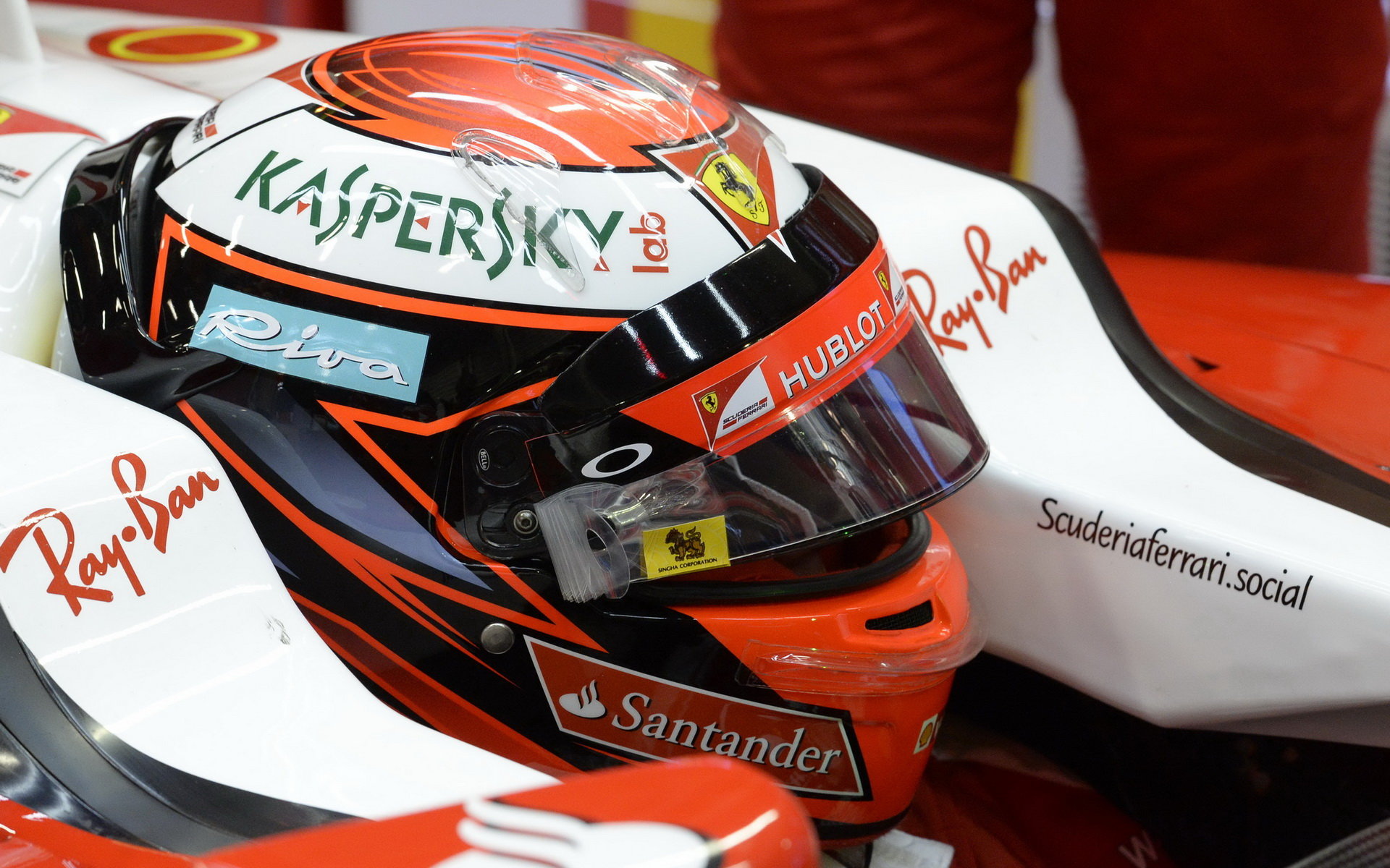 Kimi Räikkönen při pátečním tréninku v Singapuru