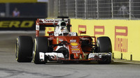 Sebastian Vettel při pátečním tréninku v Singapuru