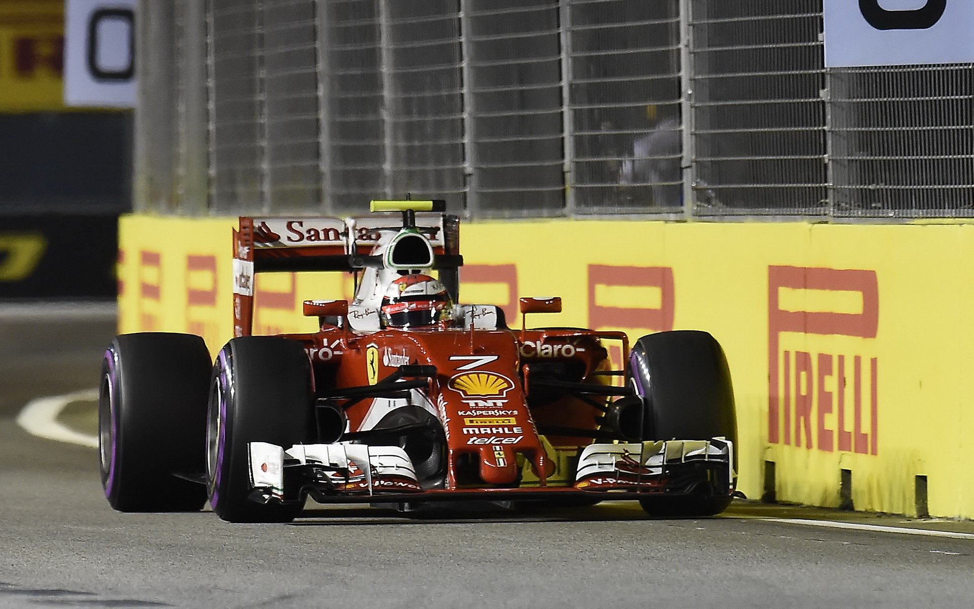 Kimi Räikkönen při pátečním tréninku v Singapuru