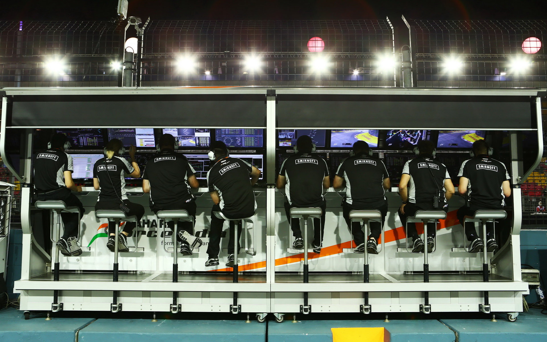 Pitwall týmu Force India pátečním tréninku v Singapuru