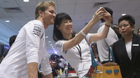 Nico Rosberg při autogramiádě v Singapuru