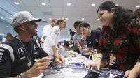 Lewis Hamilton při autogramiádě v Singapuru