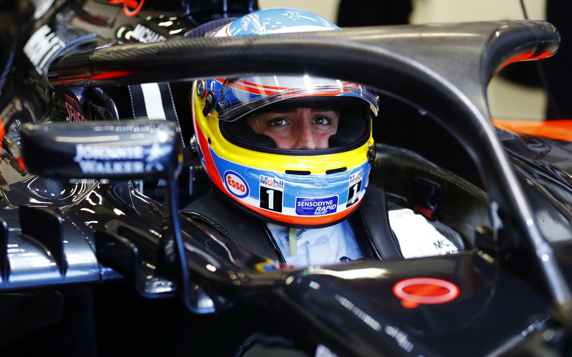 Fernando Alonso s ochranou kokpitu typu Halo při tréninku v Singapuru