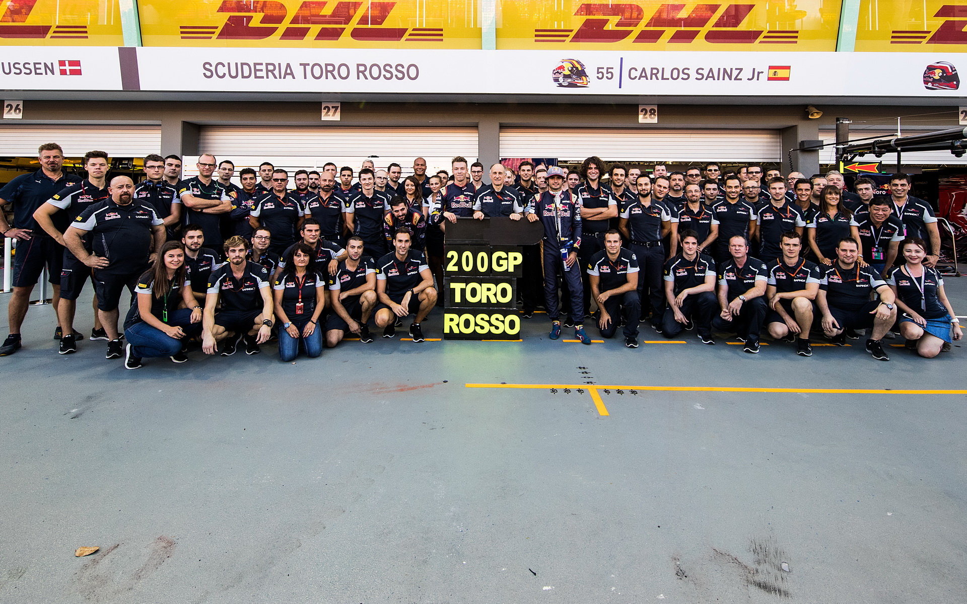 Hromadné foto týmu Toro Rosso při pátečním tréninku v SIngapuru