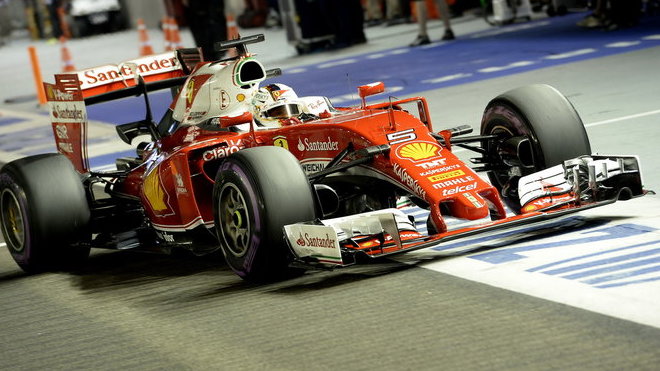 Sebastian Vettel s Ferrari loni v Singapuru